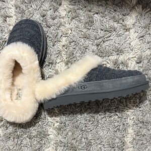 NWT UGG PLUSH SLIPPERS